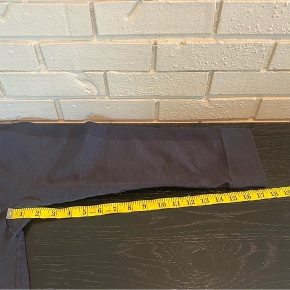 Lululemon Women's Size 8 Black Seamlessly Street Crop Leggings Pant Compression - Picture 6 of 6